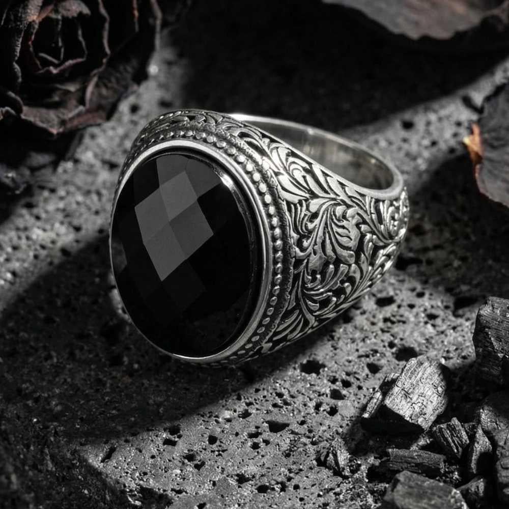 Çiçek Desenli Siyah Zirkon Taşlı Gümüş YüzükZirkon Taşlı Yüzükler