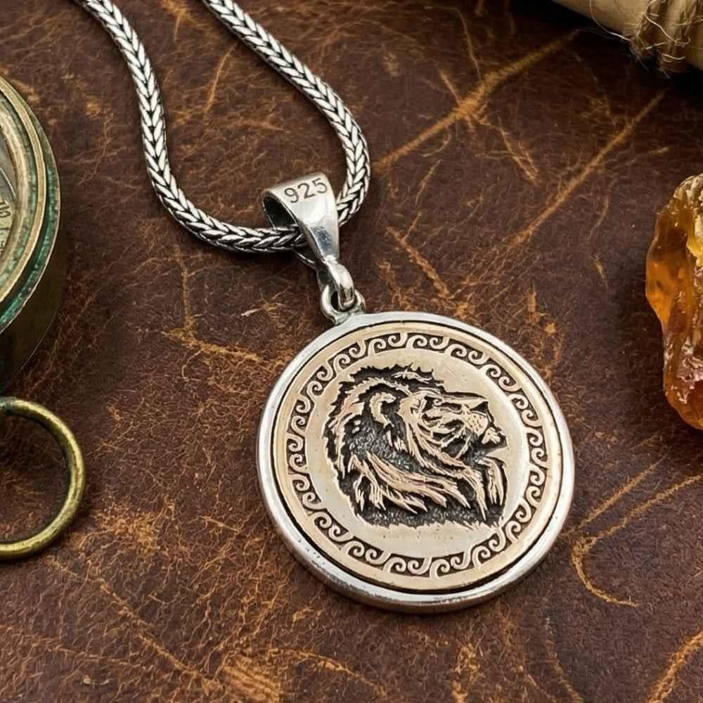 İşlemeli Aslan Motifli Gümüş KolyeKolye