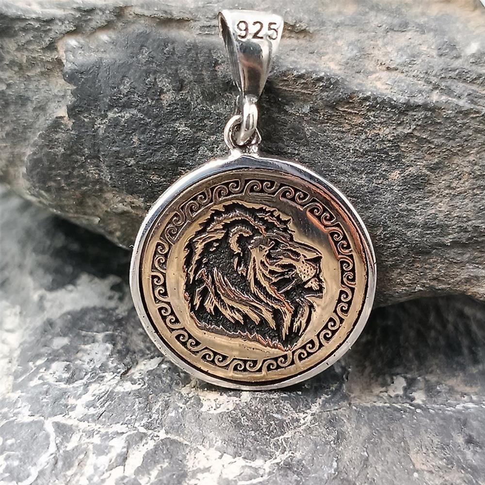 İşlemeli Aslan Motifli Gümüş Kolye UcuKolye Ucu