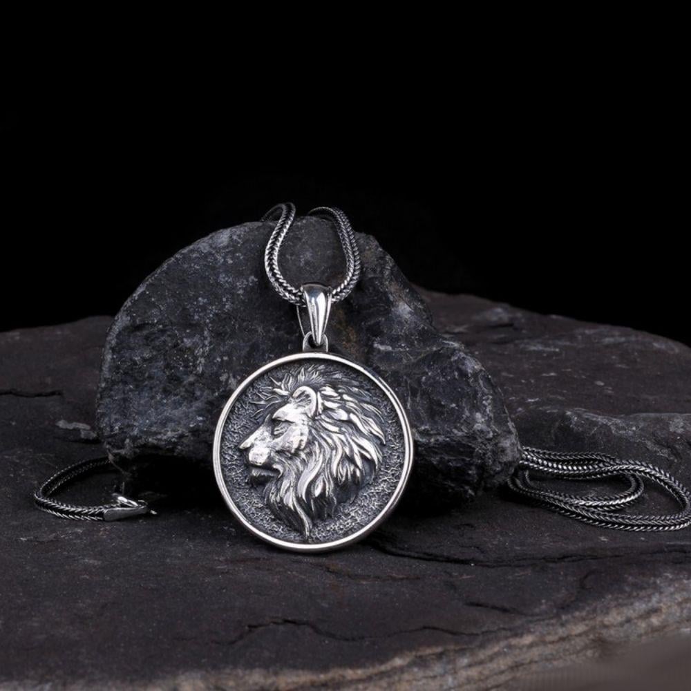 Kabartma Aslan Model Gümüş Kolye