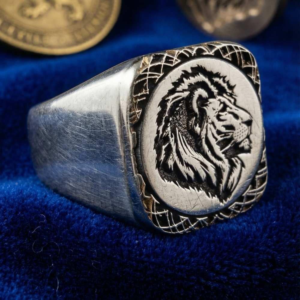 Kare Plaka Üzerine Aslan Figürü İşlemeli Gümüş YüzükHayvan Figürlü Yüzükler