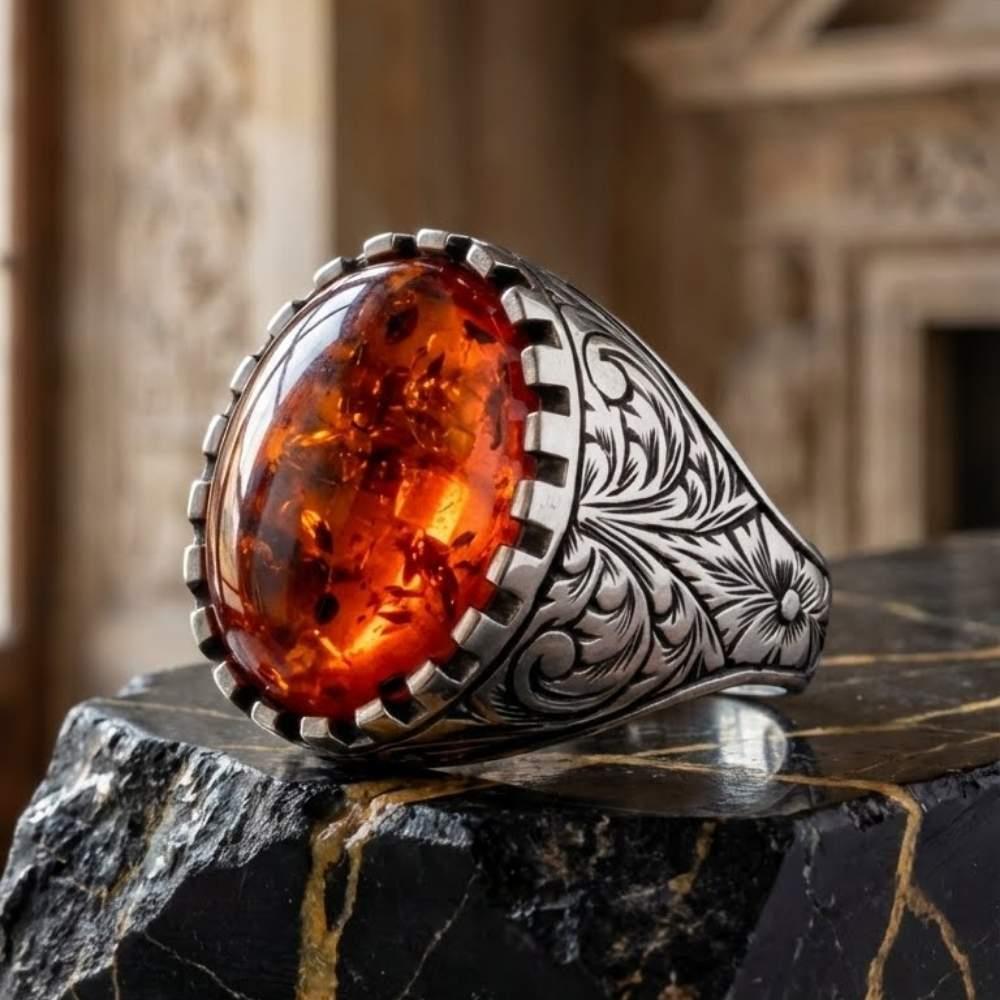 Kehribar Taşlı Kalem İşleme Motifli Gümüş YüzükKehribar Taşlı Yüzükler