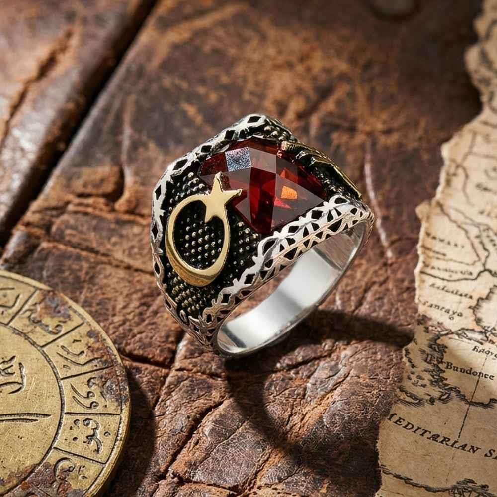 Kırmızı Zirkon Taşlı Ay Yıldız Ve Osmanlı Tuğralı Desenli Gümüş Erkek YüzükZirkon Taşlı Yüzükler