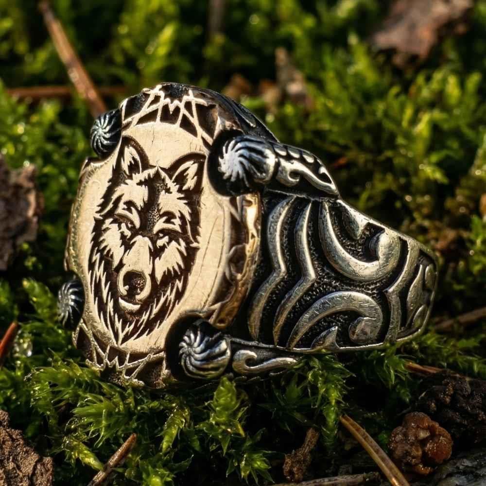 Kurt Kafası İşlemeli Kenar Motifli Gümüş YüzükKurt Yüzük