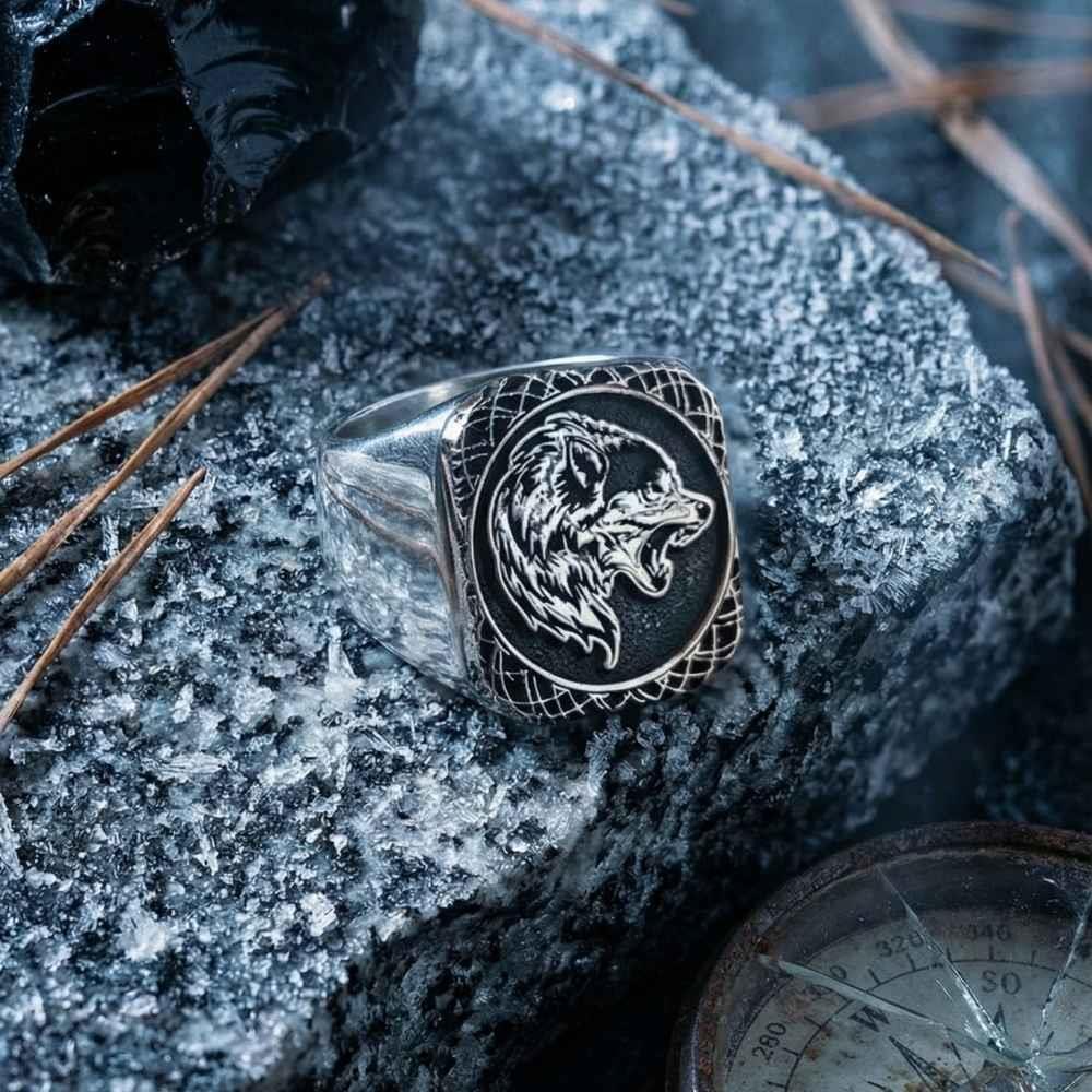 Kurt Motifi İşlemeli Kenarları Düz Gümüş Erkek YüzükTaşsız Yüzükler