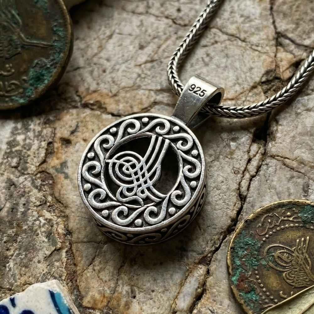 Osmanlı Tuğrası İşlemeli Cevşen Gümüş KolyeMuskalık ve Cevşen Kolye