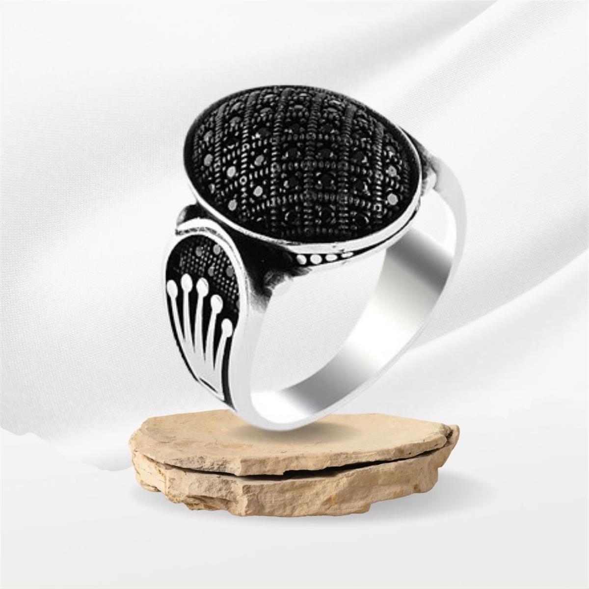 Oval Siyah Mikro Taşlı Kral Tacı Motifli Gümüş Yüzük