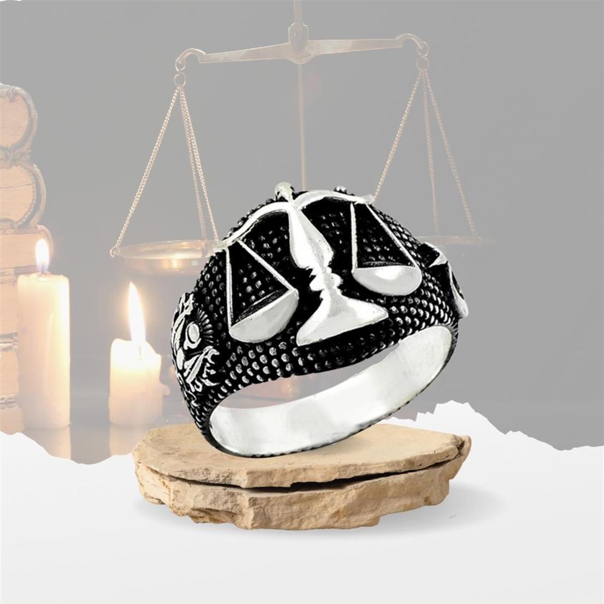 Özel Siyah Zemili Adalet Simgeli Ve Terazi Motifli Gümüş Erkek Yüzük