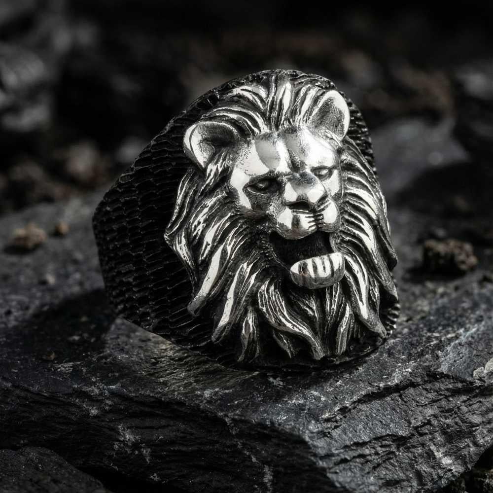 Siyah Zemin Üzeri Aslan Kafası Motifli Gümüş YüzükHayvan Figürlü Yüzükler
