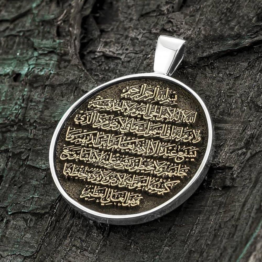 Siyah Zeminli Ayetel Kürsi İşlemeli Gümüş Kolye UcuKolye Ucu
