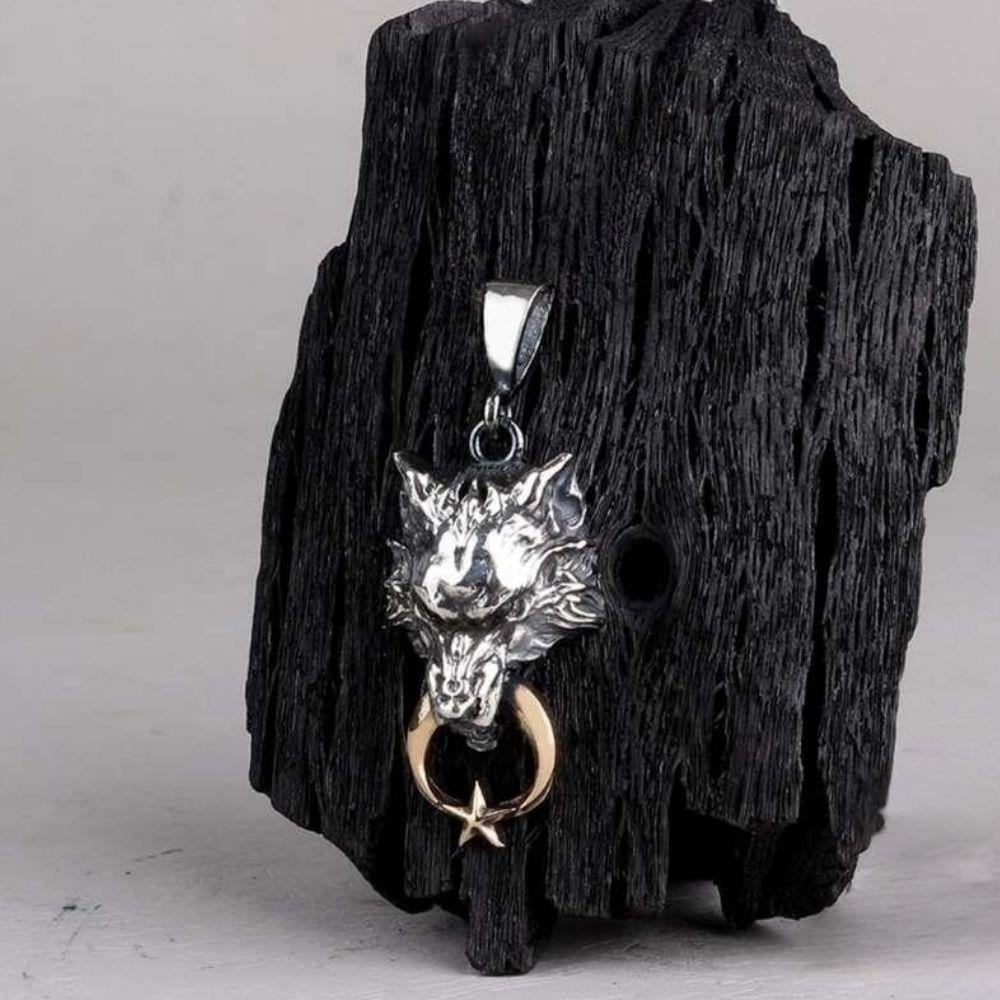 Türk Bayrağı Taşıyan Bozkurt Gümüş Kolye UcuKolye Ucu