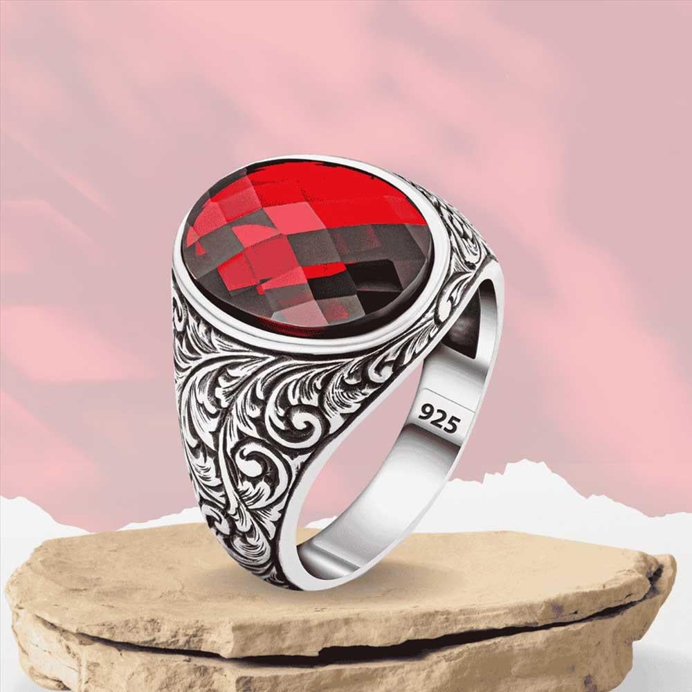 Yanları Kalem İşlemeli Kırmızı Zirkon Taşlı Gümüş YüzükZirkon Taşlı Yüzükler