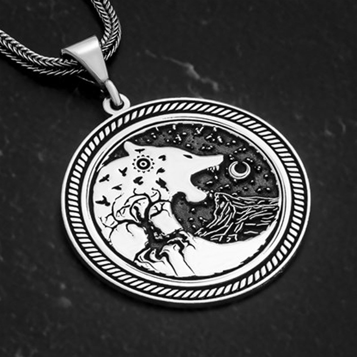 Yuvarlak Plaka Üzeri Kurt Motifi Gümüş Kolye