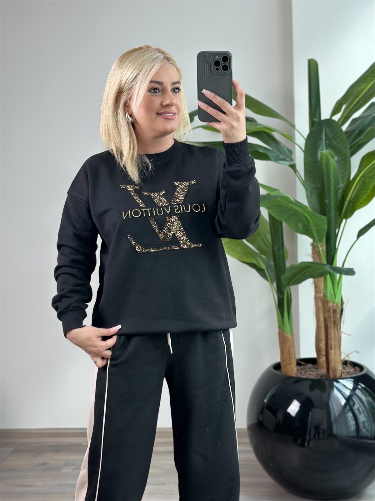 Büyük Taşlı Amblem Baskılı Sweatshirt SİYAH