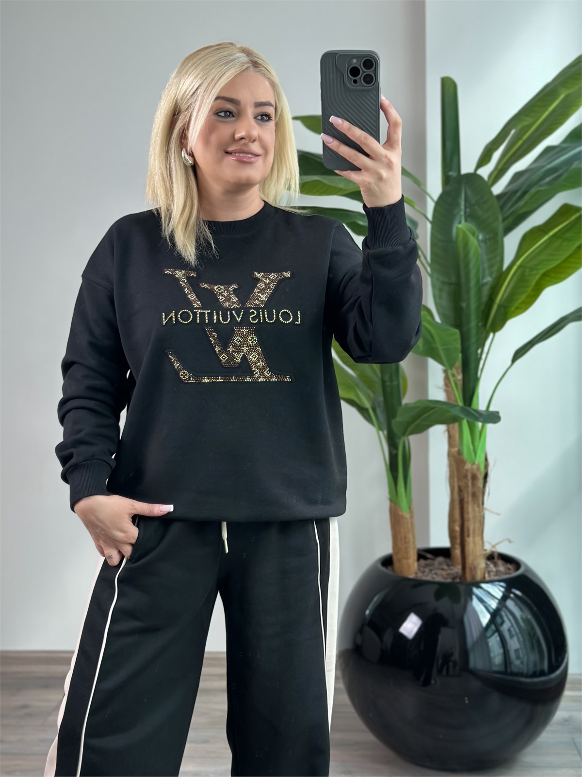 Büyük Taşlı Amblem Baskılı Sweatshirt SİYAH