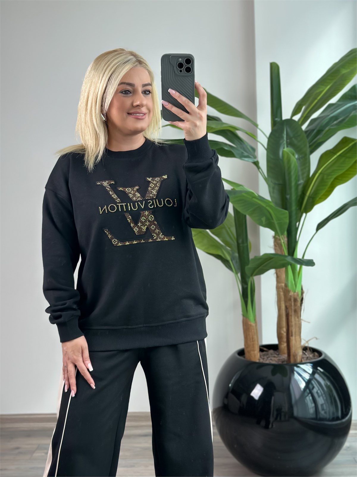 Büyük Taşlı Amblem Baskılı Sweatshirt SİYAH