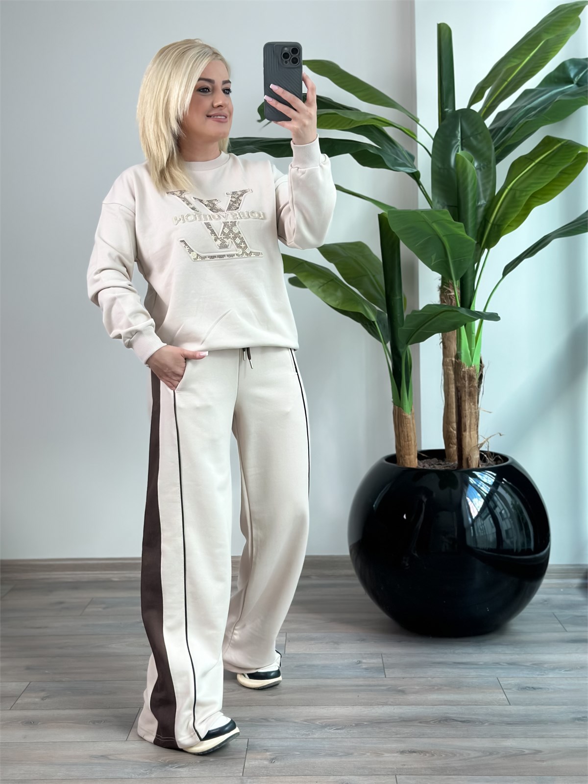 Büyük Taşlı Amblem Baskılı Sweatshirt BEJ