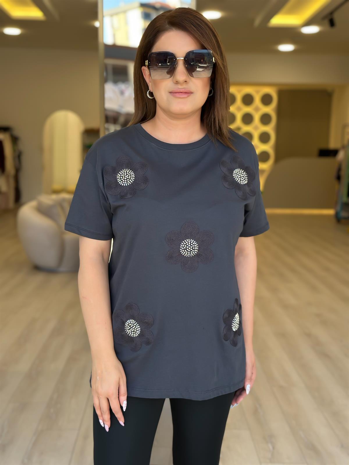 Çiçek Detaylı Taşlı Tshirt ANTRASİT
