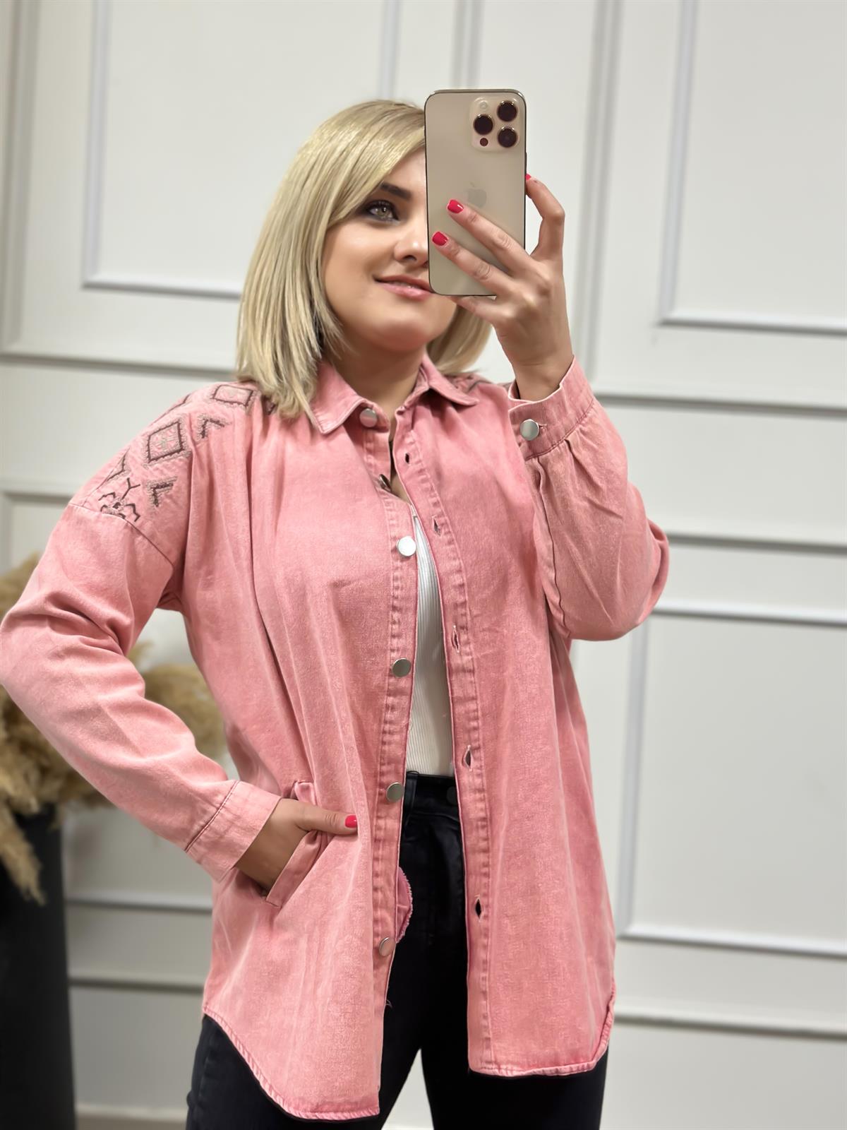 Gabardin Yıkamalı Omuz Nakış Detaylı Gömlek PEMBE