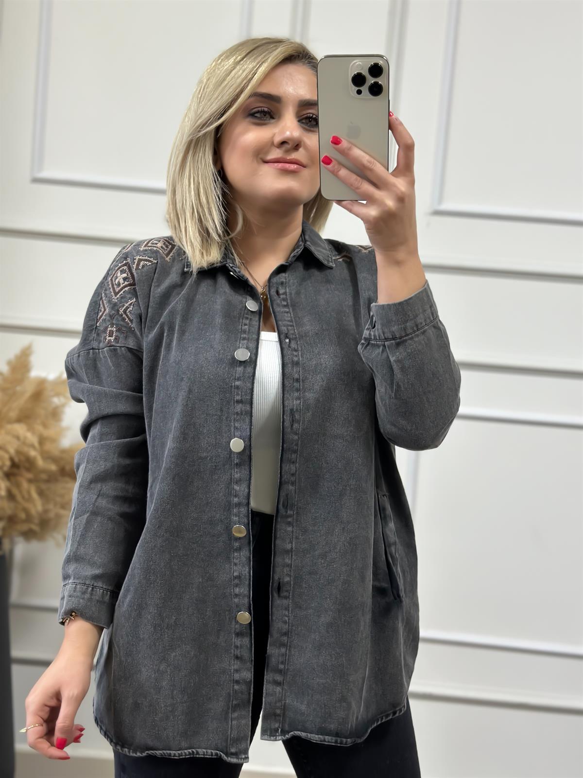 Gabardin Yıkamalı Omuz Nakış Detaylı Gömlek FÜME