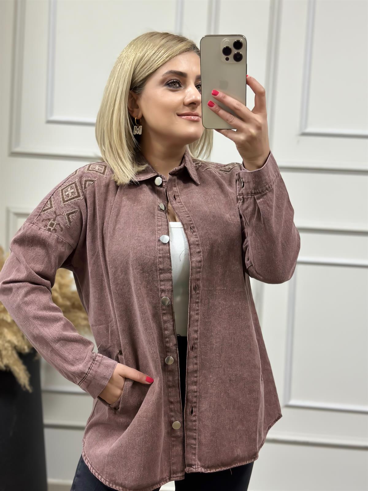 Gabardin Yıkamalı Omuz Nakış Detaylı Gömlek KAHVE
