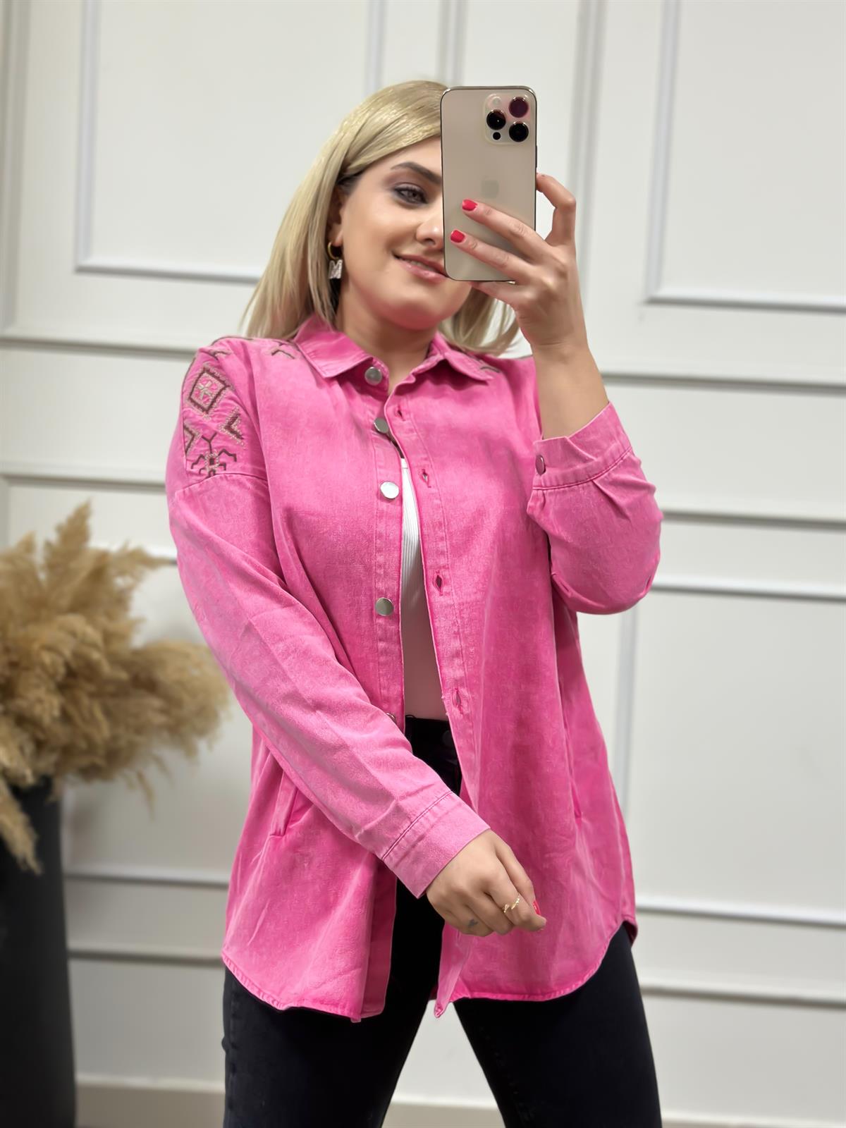 Gabardin Yıkamalı Omuz Nakış Detaylı Gömlek FUŞYA