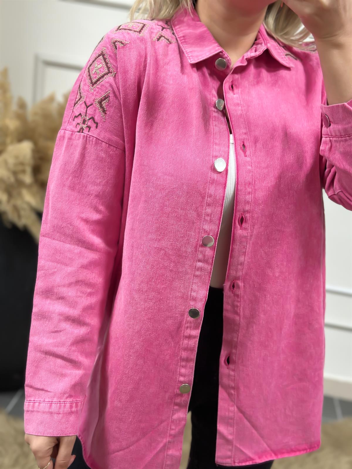 Gabardin Yıkamalı Omuz Nakış Detaylı Gömlek FUŞYA