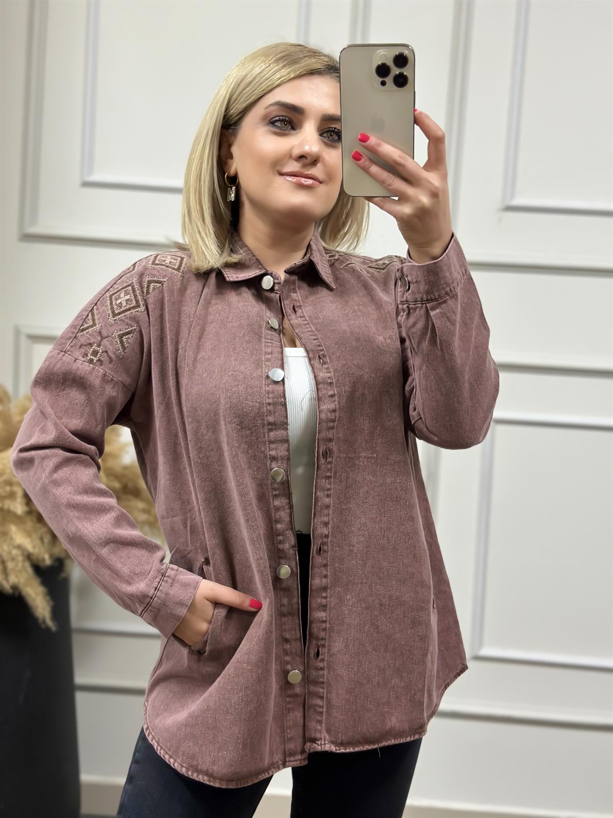 Gabardin Yıkamalı Omuz Nakış Detaylı Gömlek KAHVE
