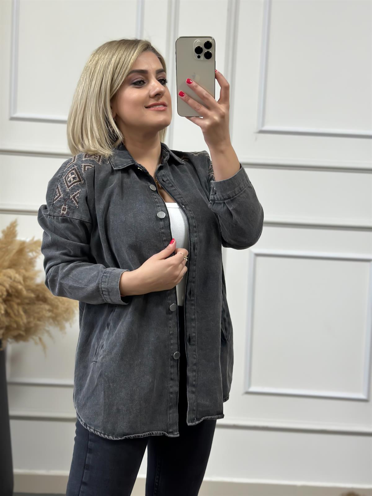 Gabardin Yıkamalı Omuz Nakış Detaylı Gömlek FÜME