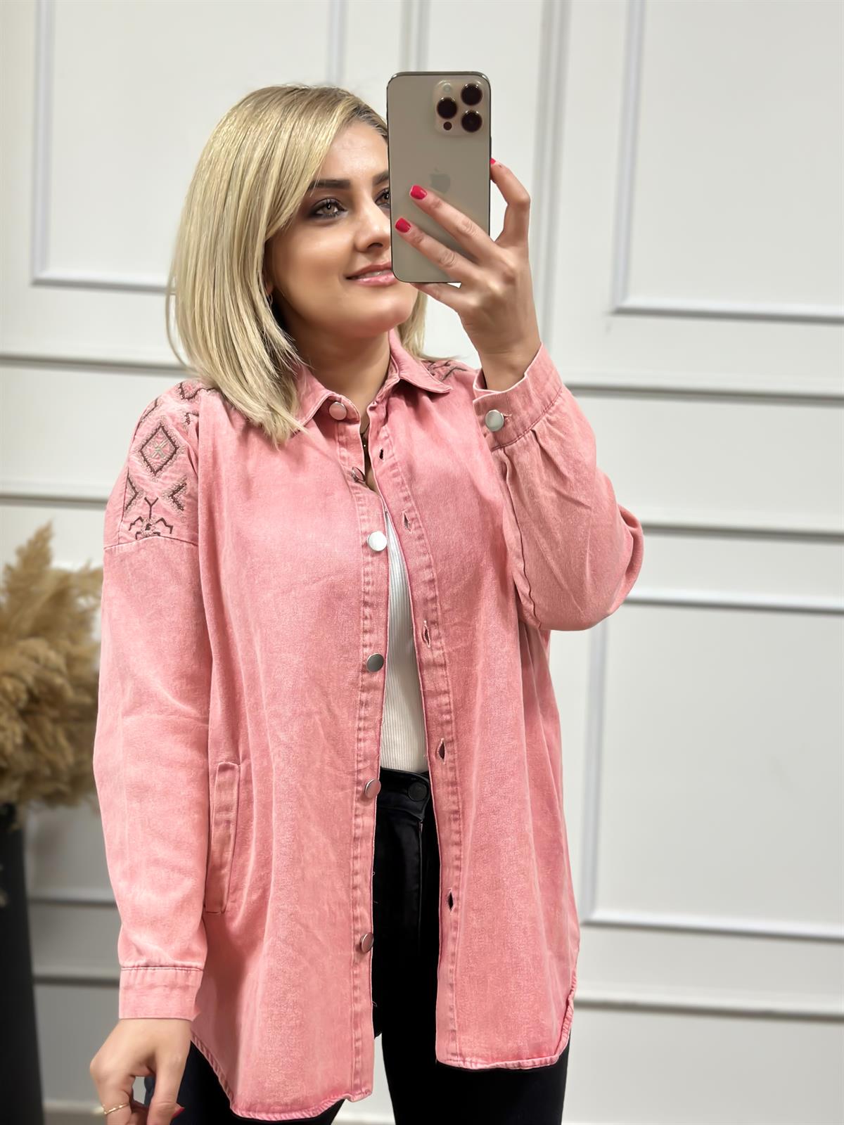 Gabardin Yıkamalı Omuz Nakış Detaylı Gömlek PEMBE