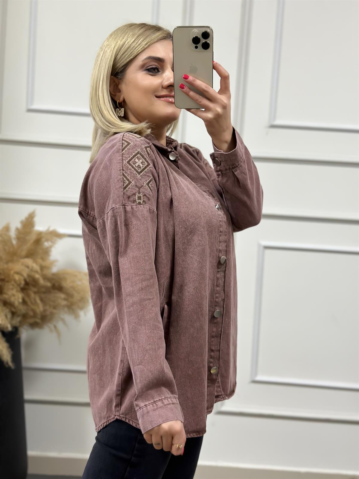 Gabardin Yıkamalı Omuz Nakış Detaylı Gömlek KAHVE