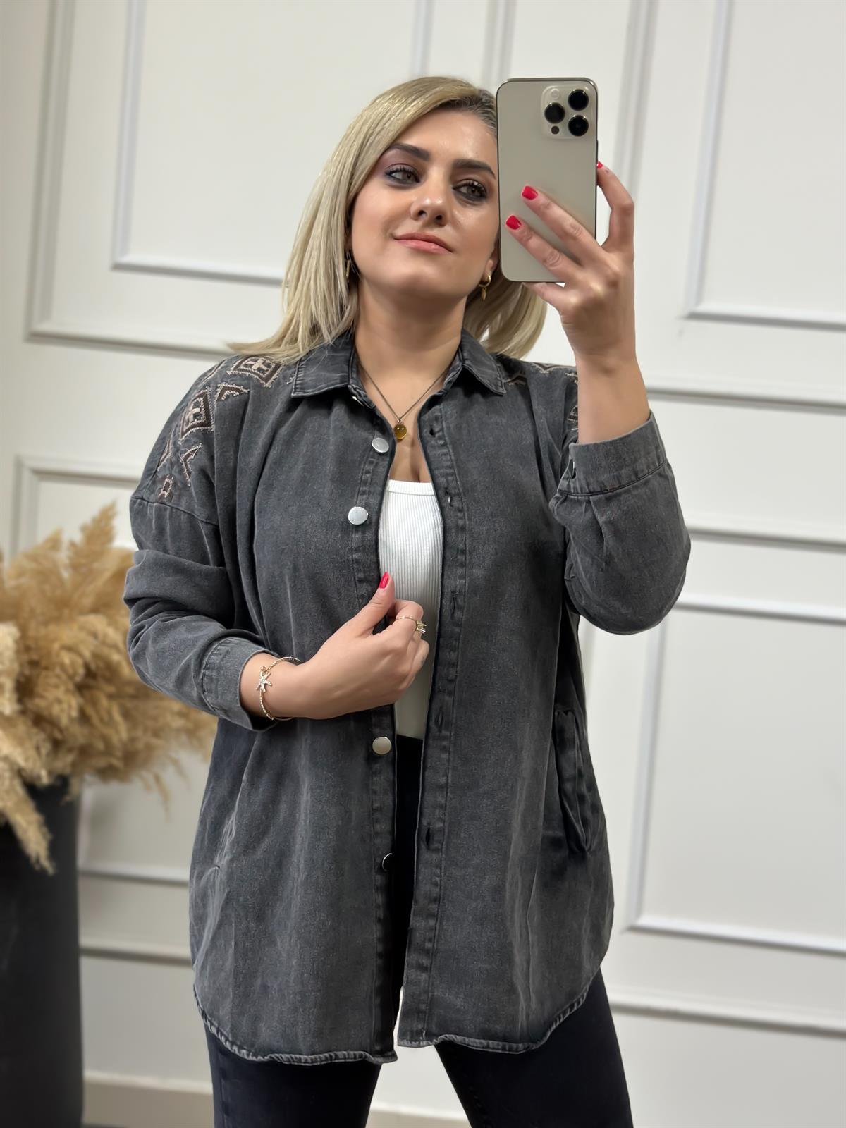 Gabardin Yıkamalı Omuz Nakış Detaylı Gömlek FÜME