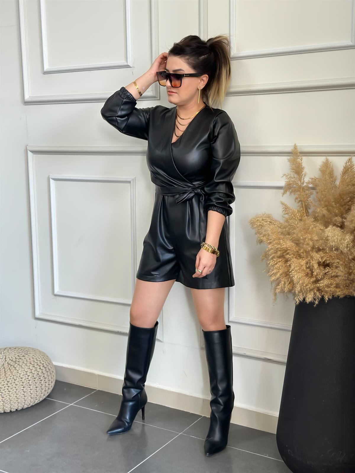 Kemerli Şortlu Deri Tulum SİYAH