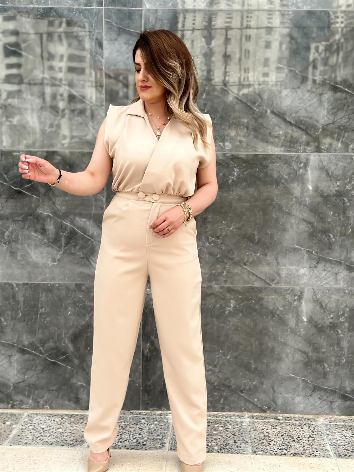 Kruvaze Yaka Beli Düğme Detaylı Omzu Drapeli Tulum BEJ