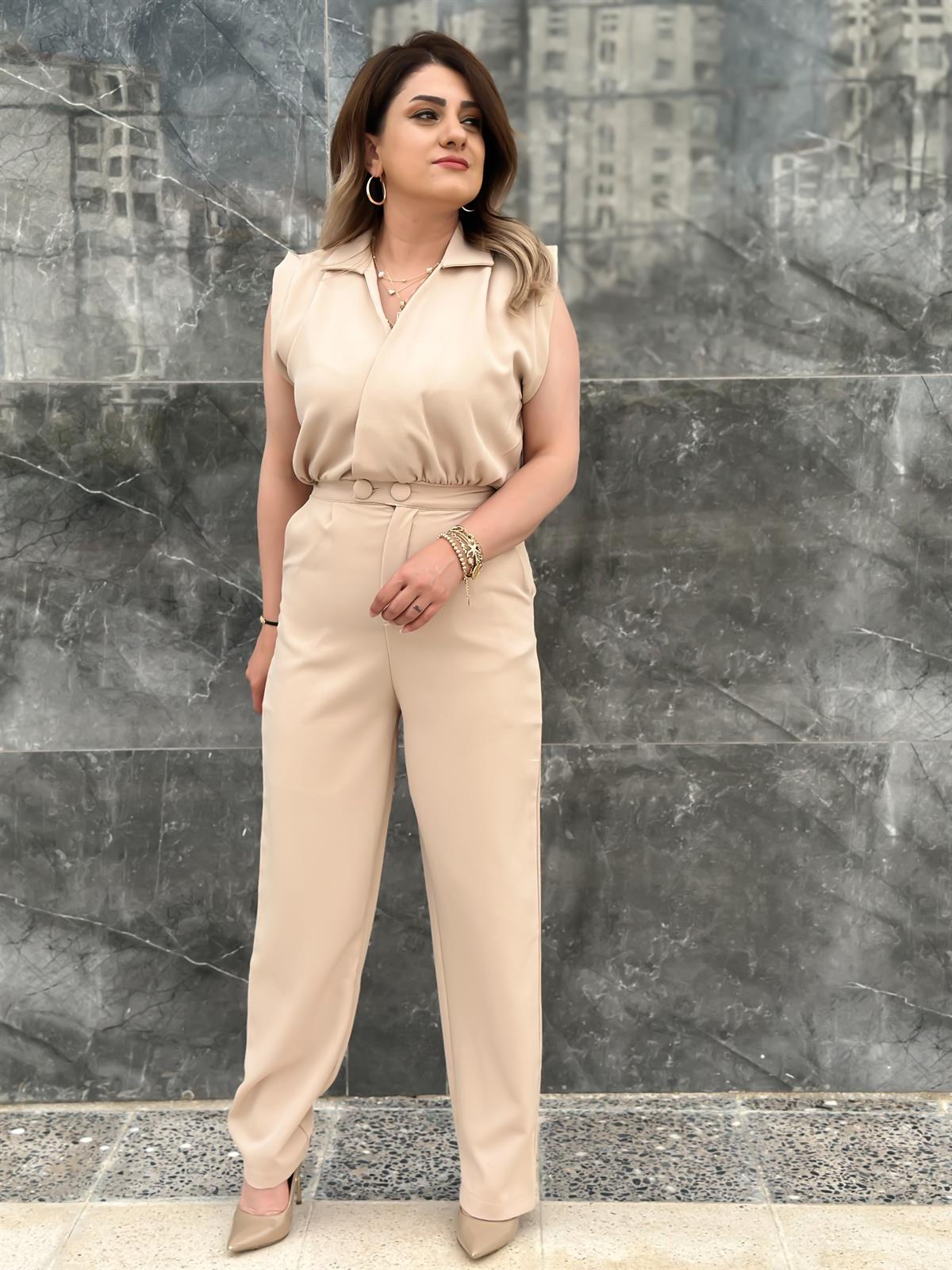 Kruvaze Yaka Beli Düğme Detaylı Omzu Drapeli Tulum BEJ