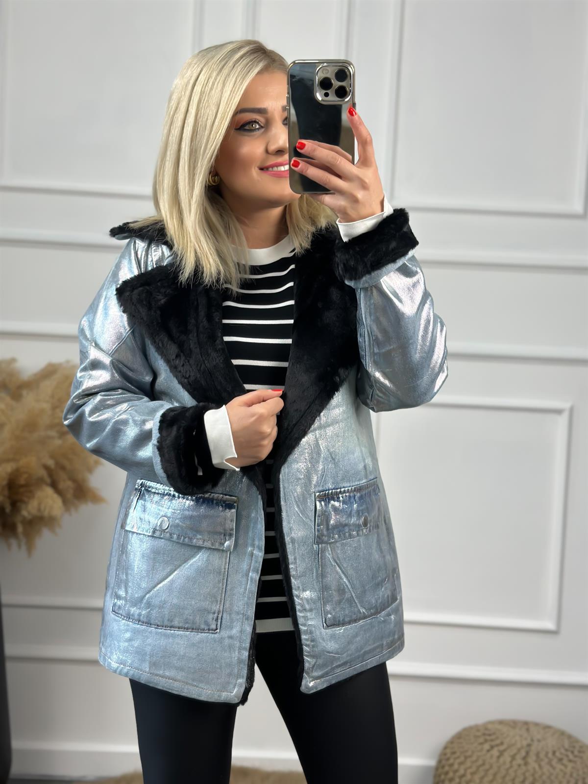 Mavi Varaklı  Düğme Detaylı Kot Mont SİYAH