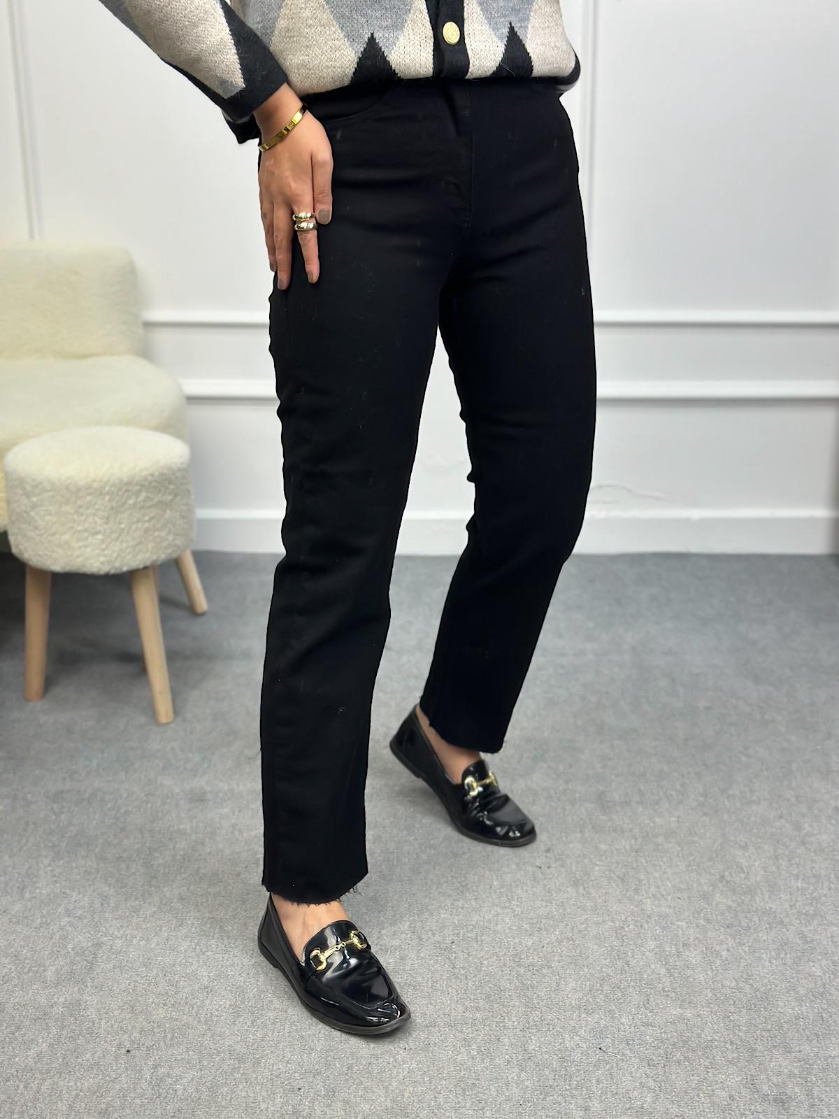 Paçası Kesik Orjinal Fit Mom Jean SİYAH