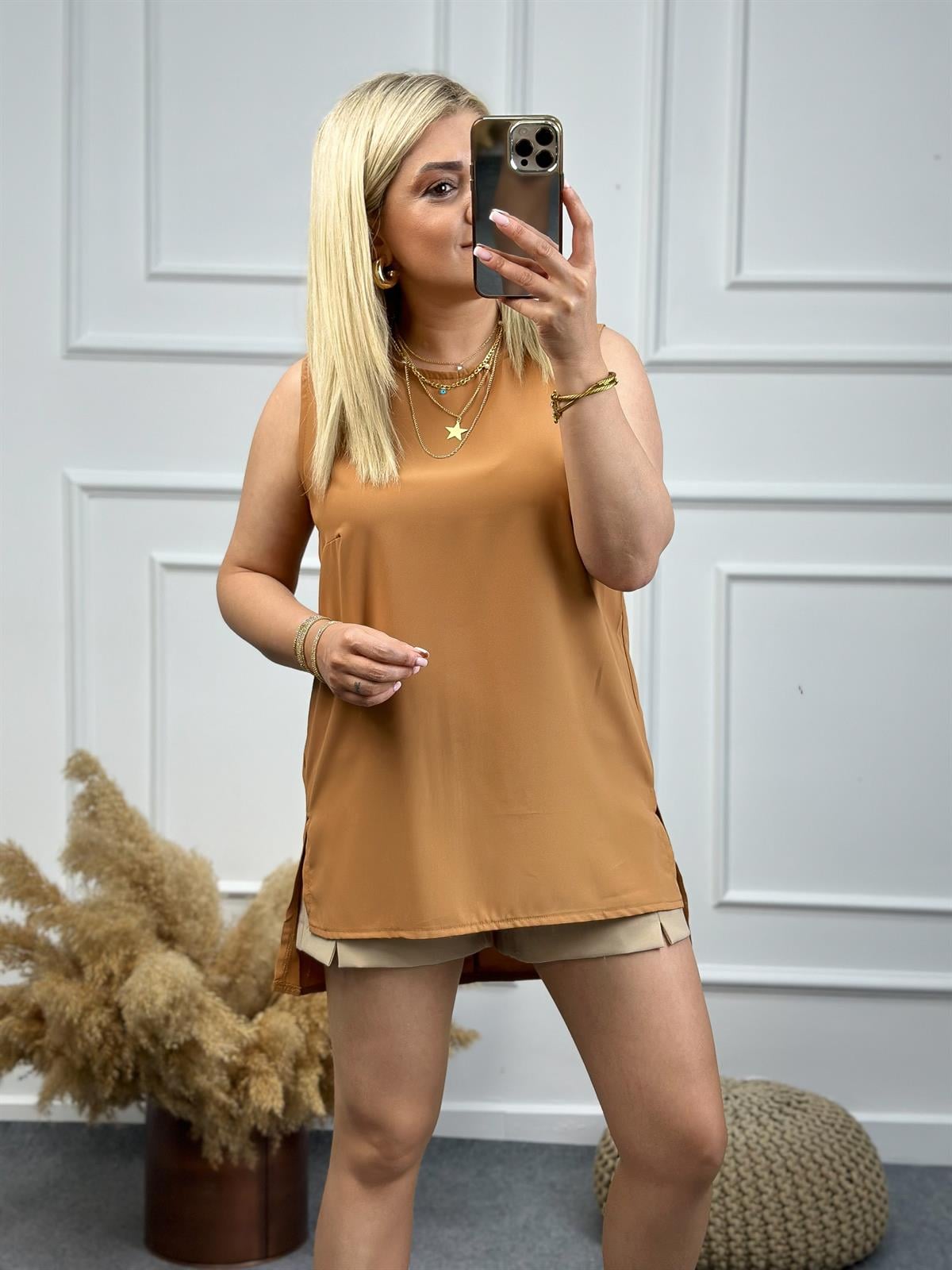Sıfır Kol Arkası Uzun Yanları Yırtmaçlı Pamuk Saten Bluz CAMEL