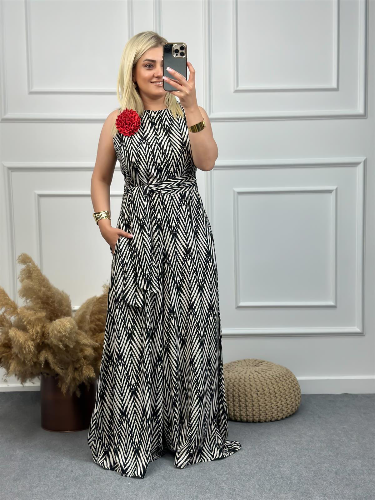 Sıfır Kol Geometrik Desenli Gül Detaylı Tulum EKRU SİYAH