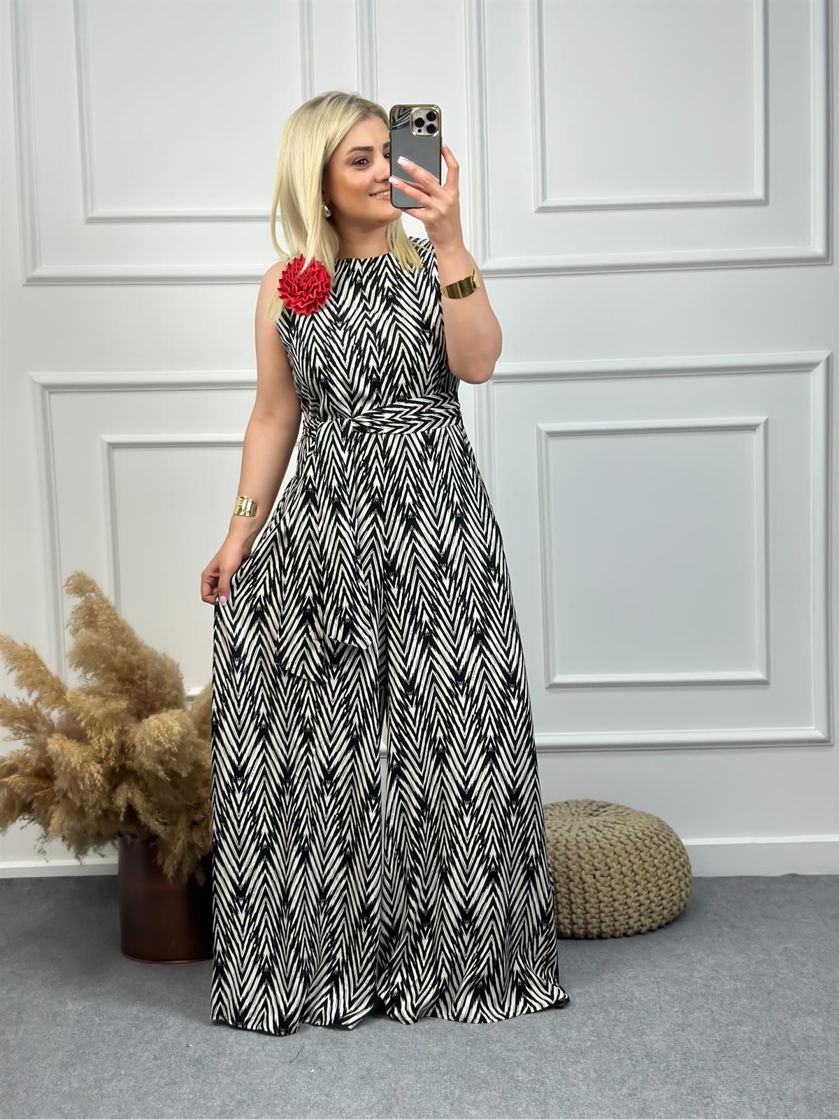 Sıfır Kol Geometrik Desenli Gül Detaylı Tulum EKRU SİYAH