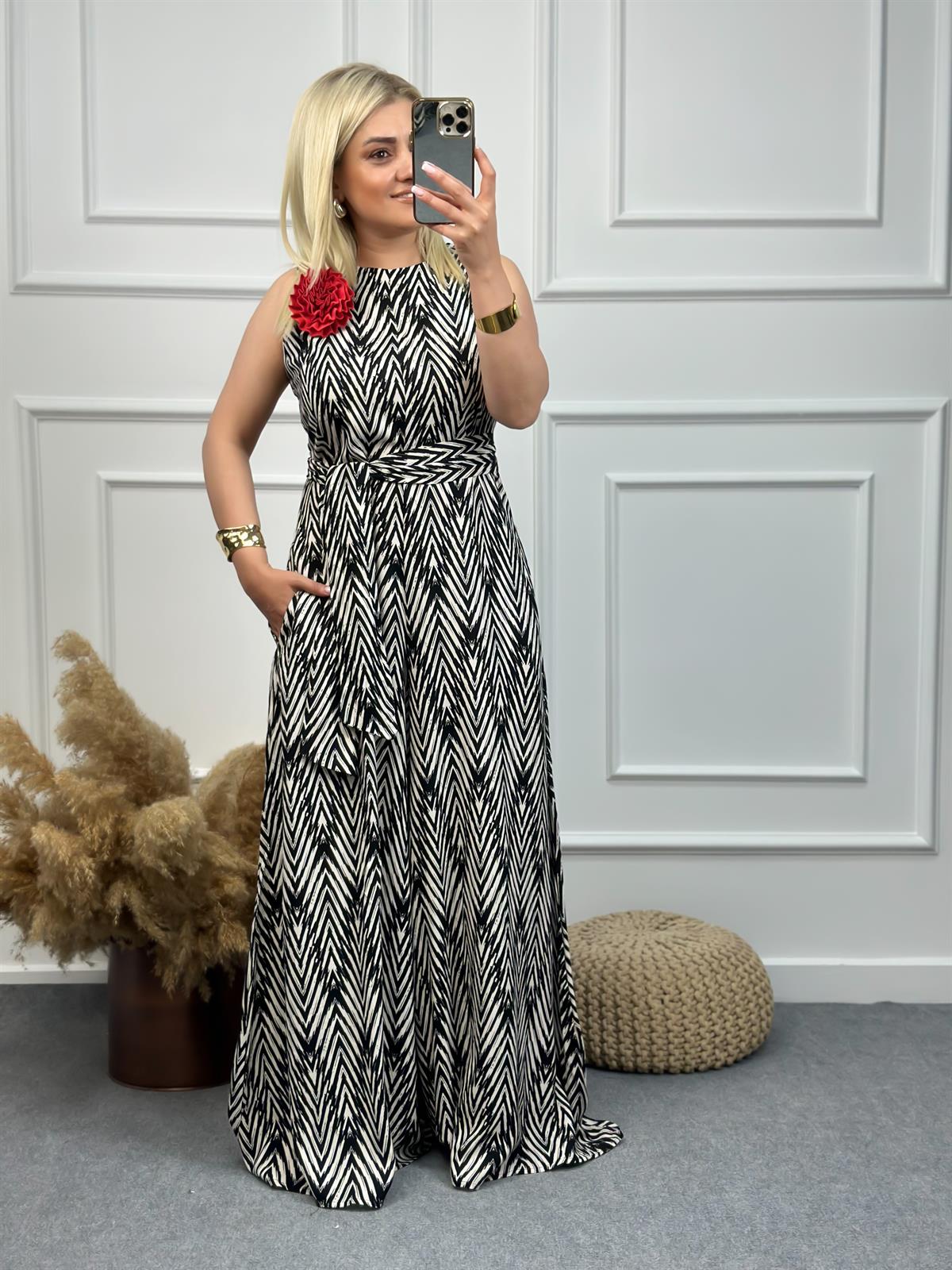 Sıfır Kol Geometrik Desenli Gül Detaylı Tulum EKRU SİYAH