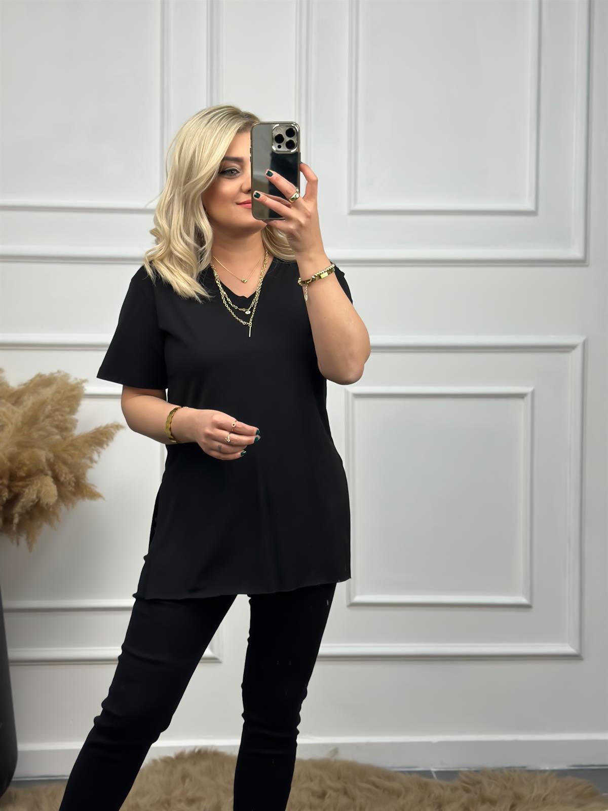 V Yaka Basic Yırtmaçlı Tshirt SİYAH