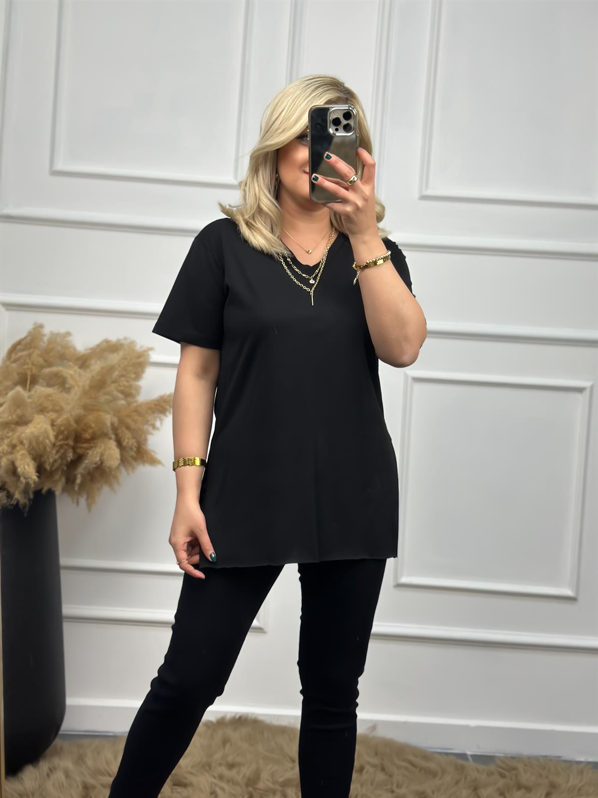 V Yaka Basic Yırtmaçlı Tshirt SİYAH