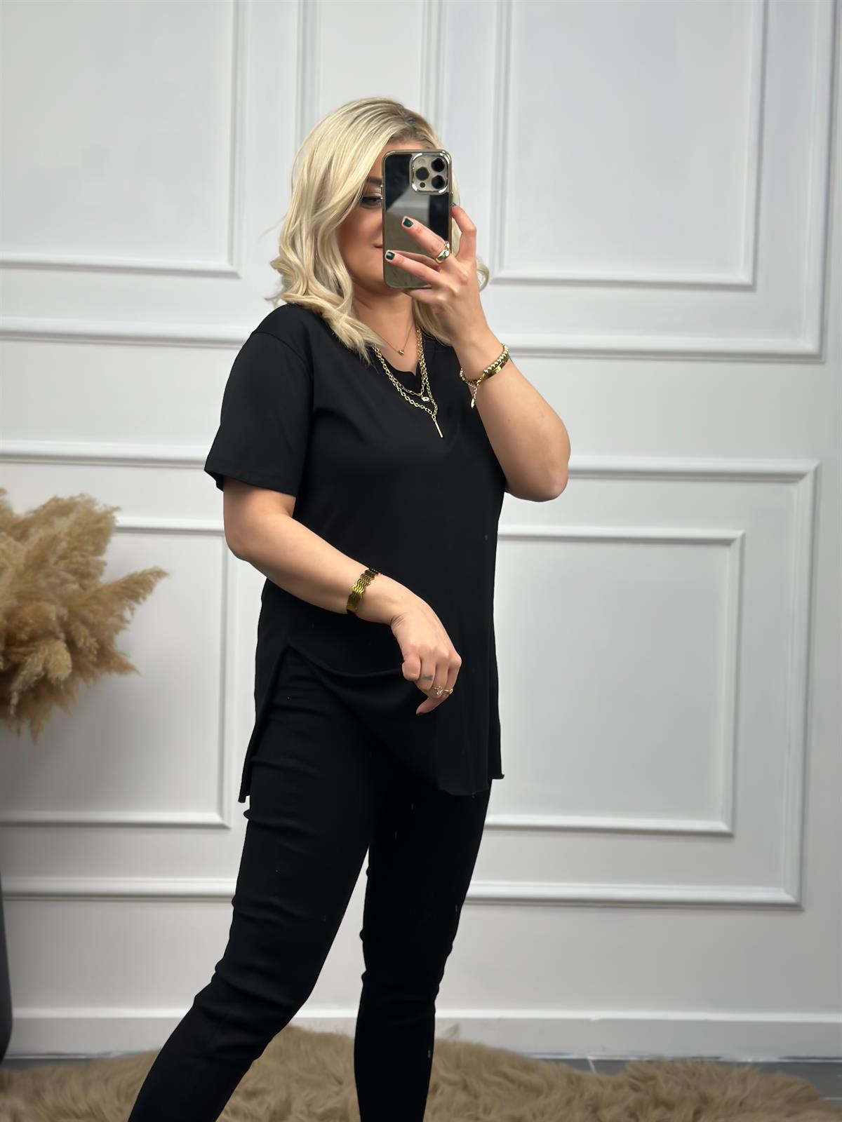 V Yaka Basic Yırtmaçlı Tshirt SİYAH