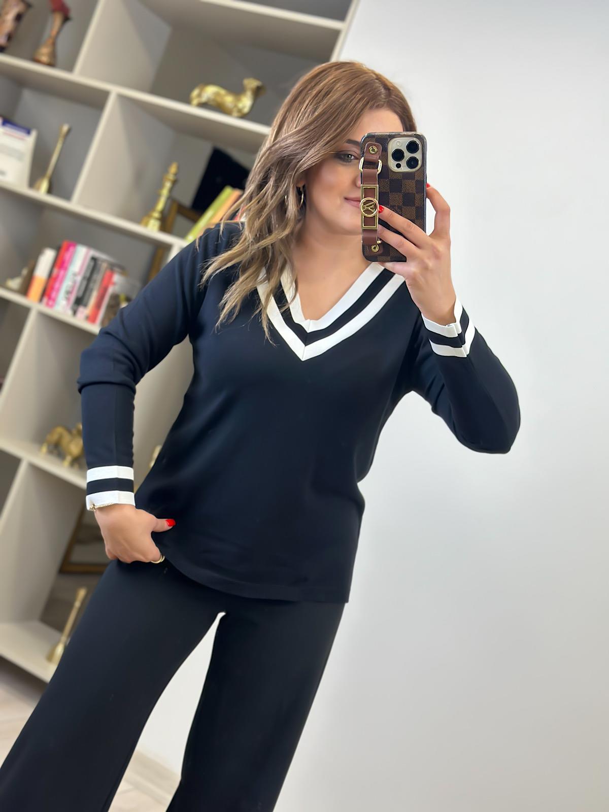 V Yaka Çizgili Özel Triko SİYAH