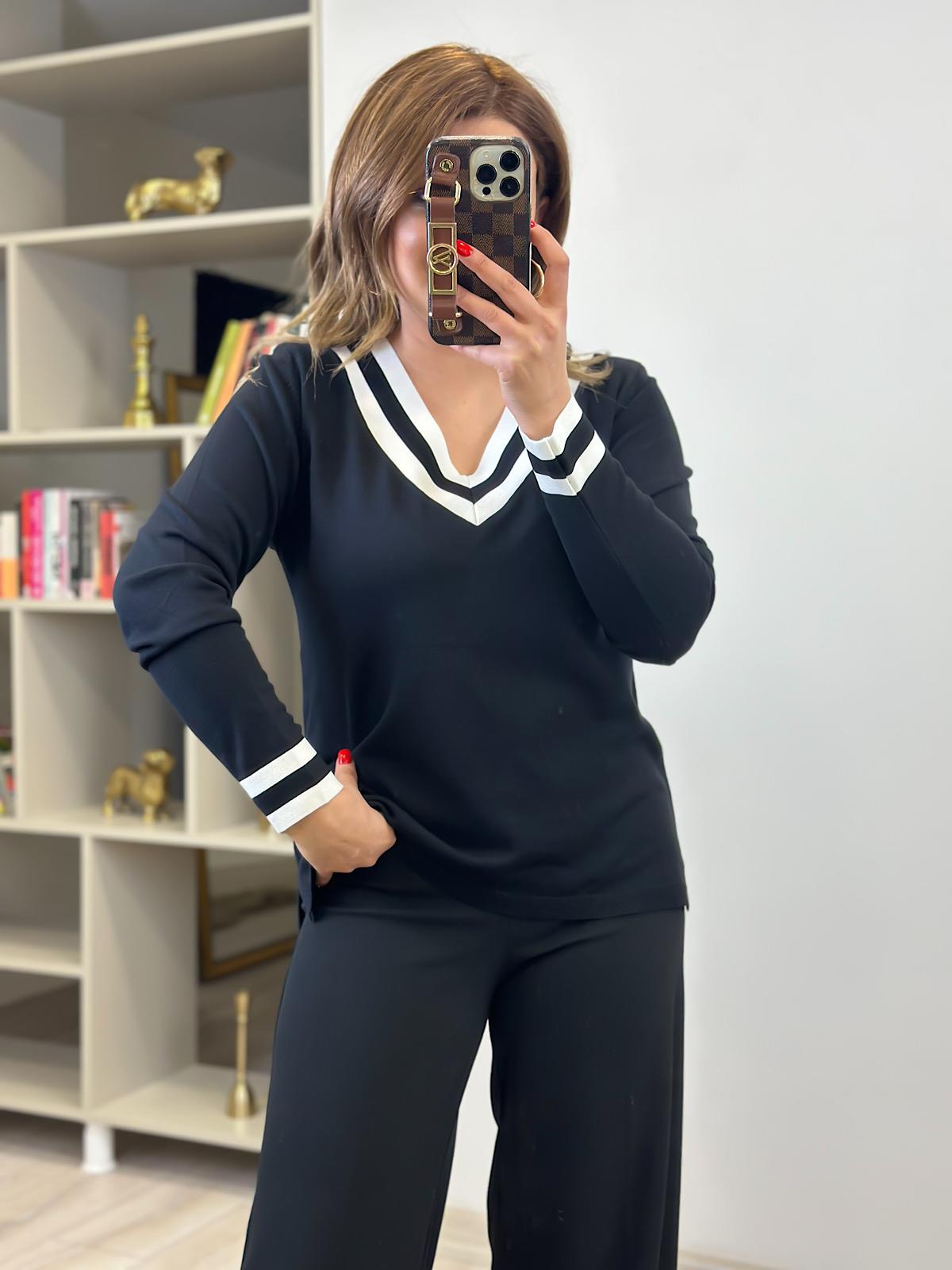 V Yaka Çizgili Özel Triko SİYAH