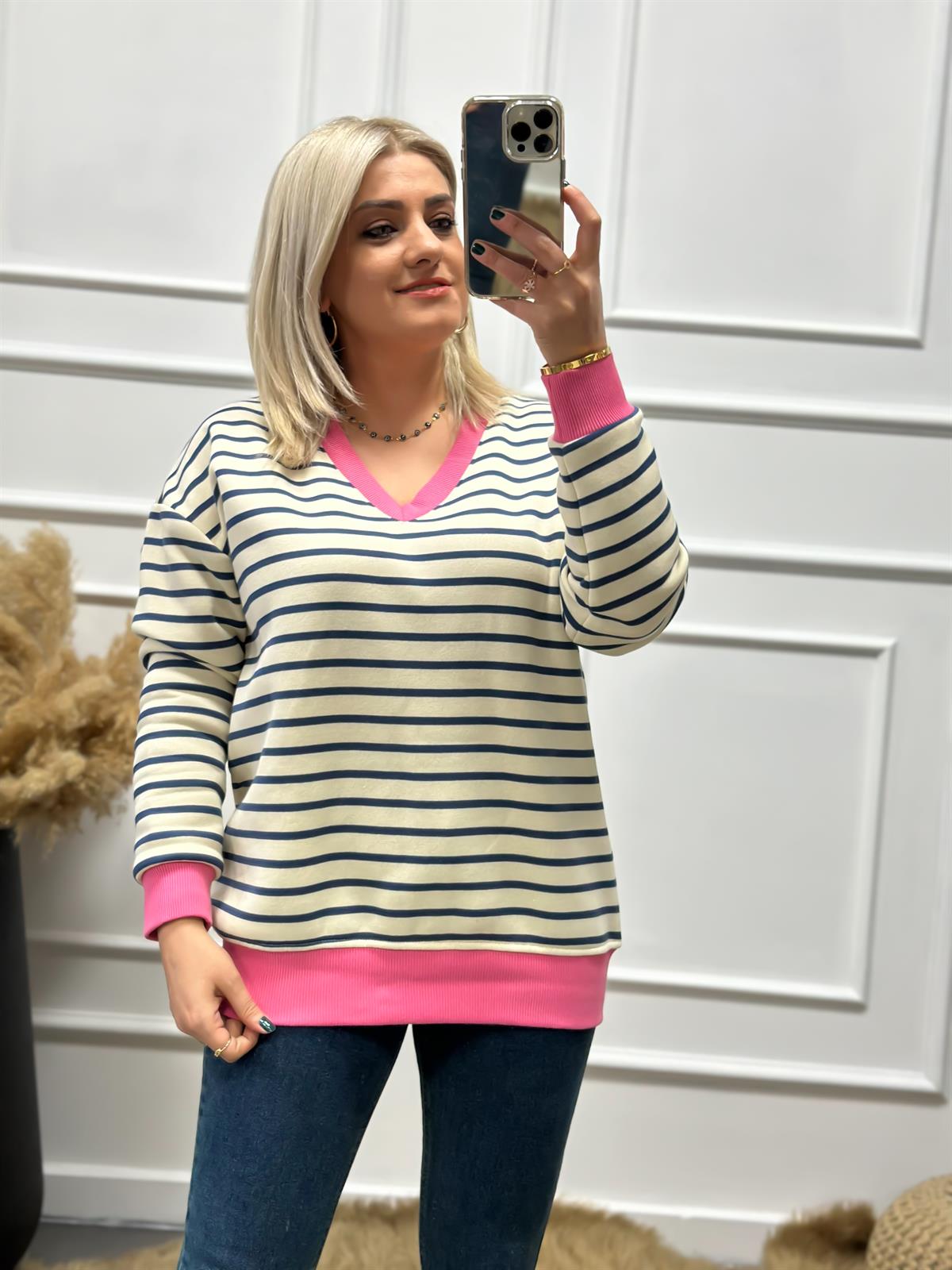 V Yaka Çizgili Şardonlu Sweatshırt BEJ-PEMBE