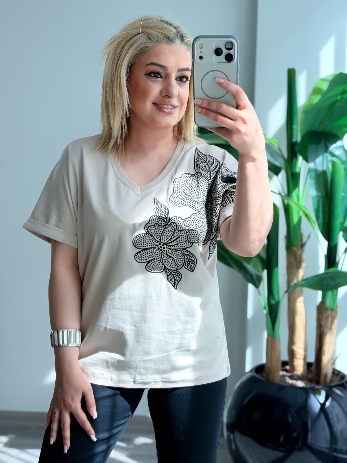 V Yaka Siyah Çiçek Taşlı Tshirt BEJ