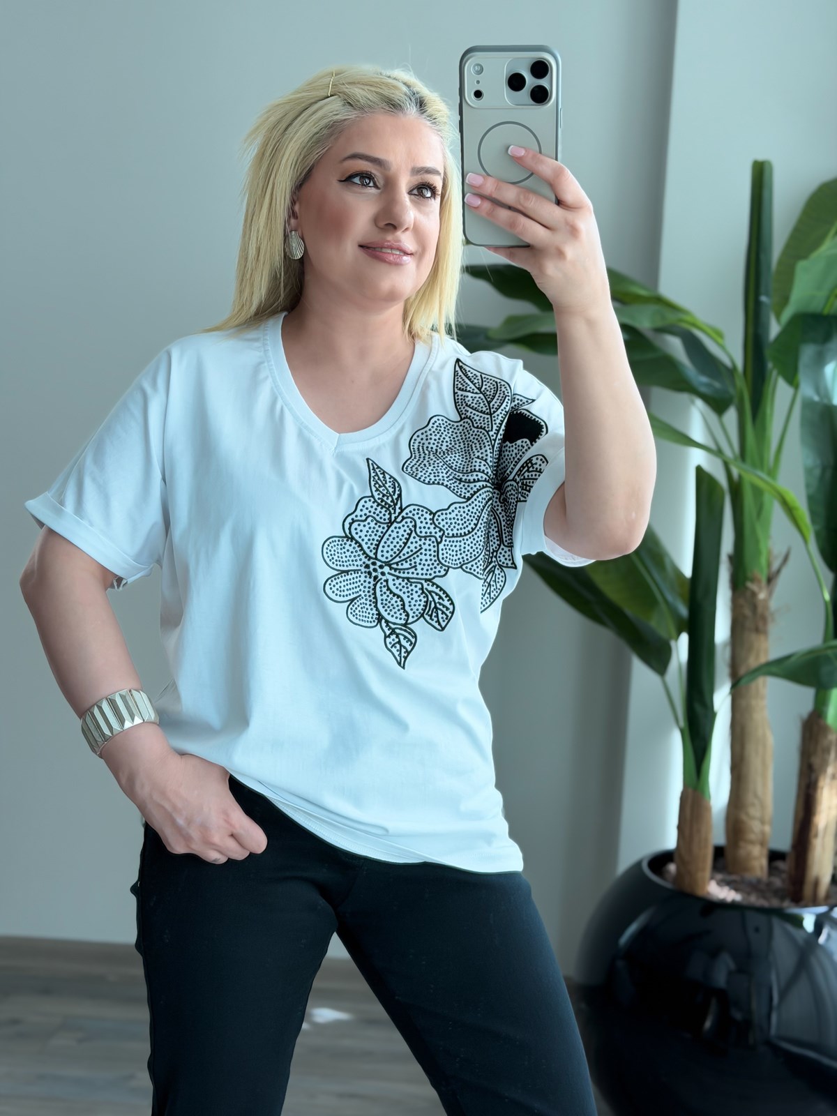 V Yaka Siyah Çiçek Taşlı Tshirt BEYAZ