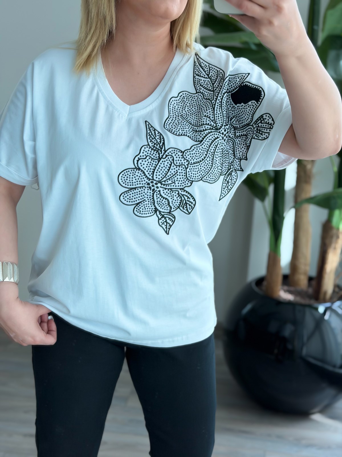 V Yaka Siyah Çiçek Taşlı Tshirt BEYAZ